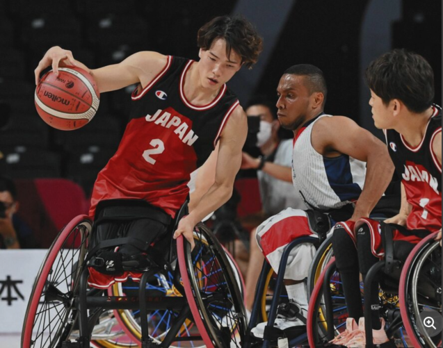 Colombia-Japan 2nd Quarter, Toriumi Keeping the Ball (Left) 